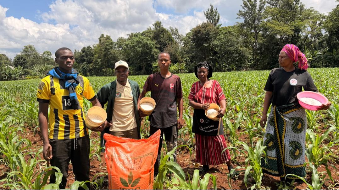AFISA WA TFC AKIELEKEZA MATUMIZI YA MBOLEA KWA VITENDO