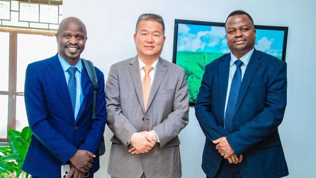 Mkurugenzi Mkuu wa TFC Ndg. Samuel Mshote, Mkurugenzi wa Uendeshaji Biashara Ndg. Lameck Borega katika picha ya pamoja na Mwekezaji Huang Yaoch wa UCFL ya Nchini Zambia