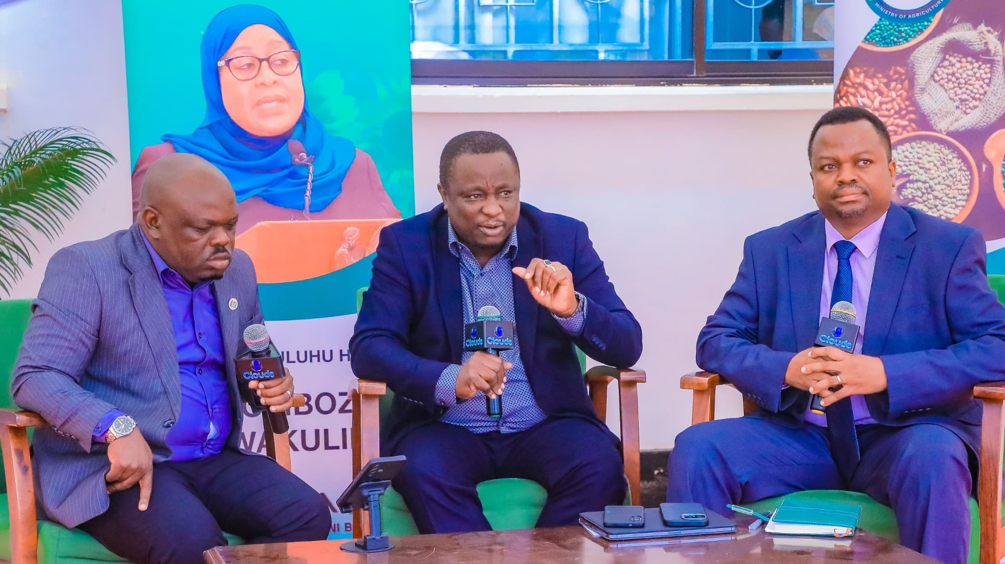 MKURUGENZI MKUU WA KAMPUNI YA MBOLEA TANZANIA BW. SAMUEL MSHOTE (WA KWANZA KULIA) AKIELEZA UTEKELEZAJI NA MIKAKATI YA KAMPUNI YA MBOLEA TANZANIA (TFC) KATIKA KIPINDI CHA CLOUDS 360