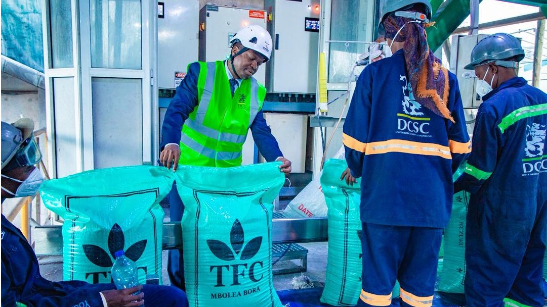 Mkurugenzi Mkuu wa Kampuni ya Mbolea Tanzania, Bw. Samuel Mshote, akisimamia ufungashaji wa Mbolea tayari kupelekwa kwa wakulima.