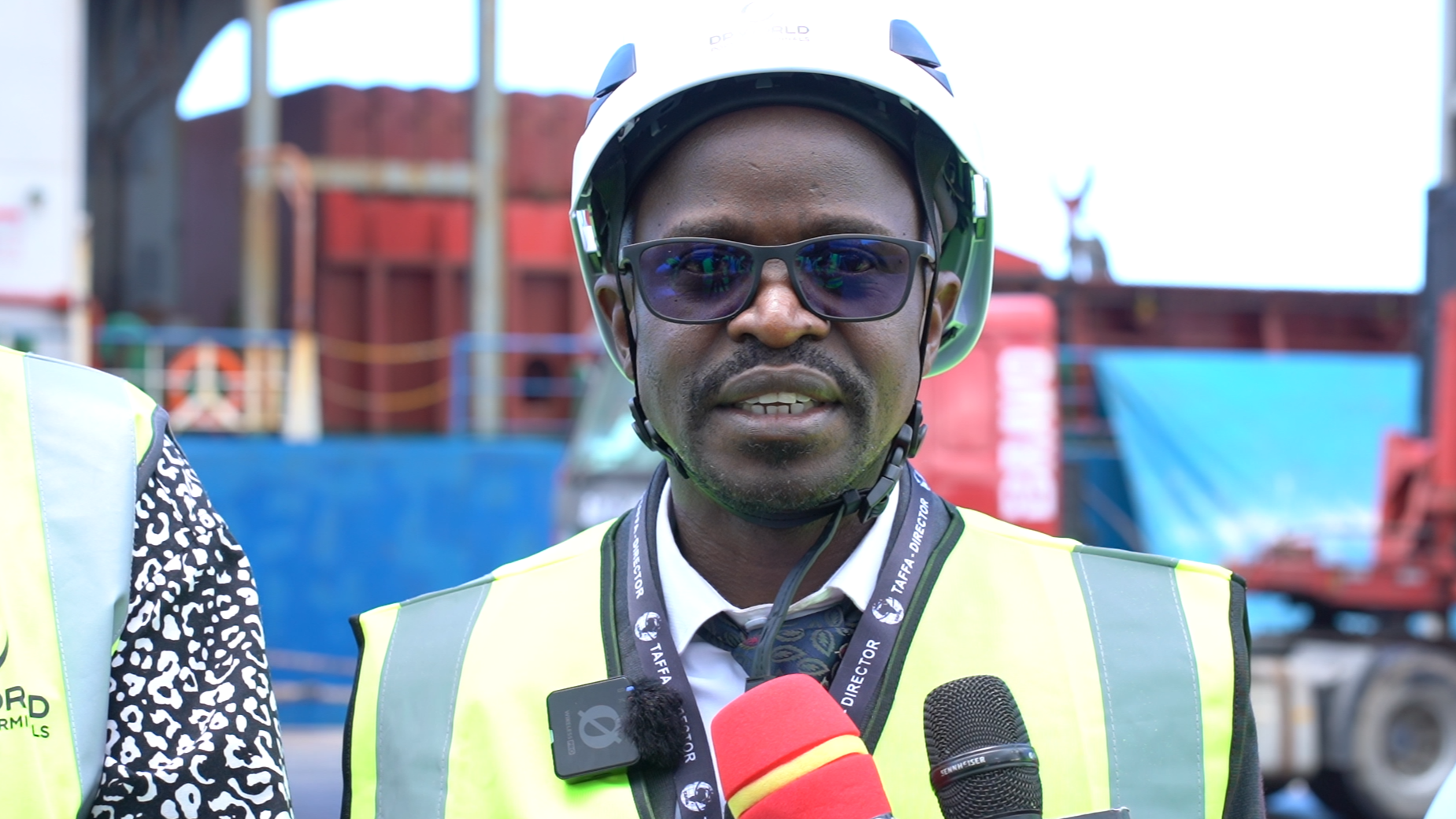 Mkurugenzi wa Uendeshaji na Biashara wa TFC, Bw. Lameck Borega, wa Kampuni ya Mbolea Tanzania, Akisimamia Usimamizi na Usambazaji wa Mbolea Bandari ya Dar es Salaam.